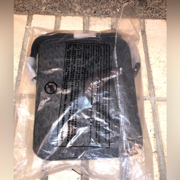 💥Moving to @the_bag_guy💥Micheal Kors - Medium Crossbody Leather Cooper - Picture 5 of 16